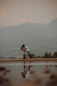 河边浪漫接吻情侣图片