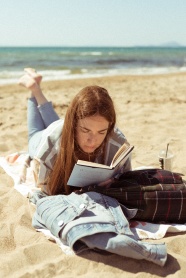 海边沙滩美女看书图片
