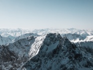 巍峨连绵的雪山山脉图片