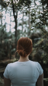 树林女人背影图片