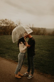 雨中情侣撑伞接吻图片