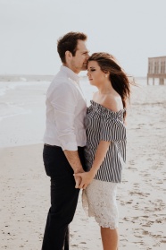 海边沙滩浪漫额头吻情侣图片