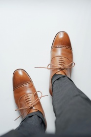 棕色男皮鞋图片