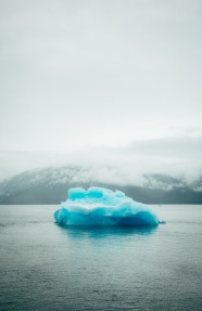 海上蓝色冰川图片