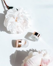 白色花朵和眼霜图片