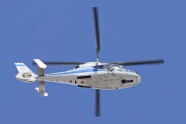 直升飞机飞行运输图片