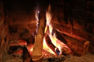 壁炉中燃烧的木柴图片