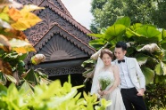 亚洲中国情侣白色婚纱图片