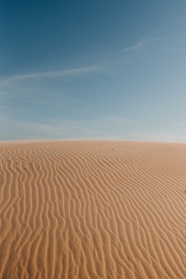 蓝色天空荒芜沙漠图片
