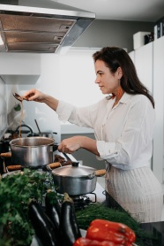 厨房自制美食的美女图片