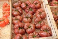 木箱上的红番茄图片