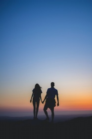 黄昏散步的情侣图片