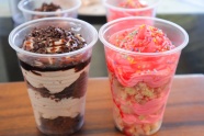 两种口味冰激凌甜点图片