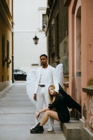 男人和女人穿着天使服装摄影图片