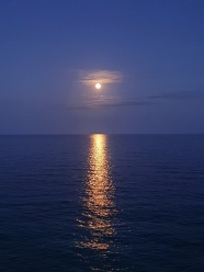 月光反射到海上图片
