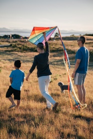 草地上放风筝的一家人图片