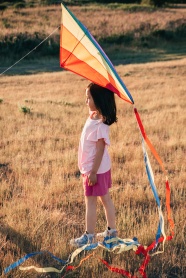 放风筝的小女孩图片