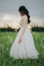 草地白色婚纱裙美女图片