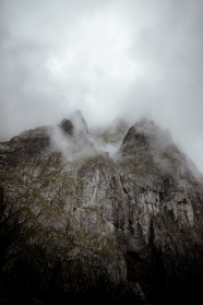 高山悬崖峭壁雾气图片