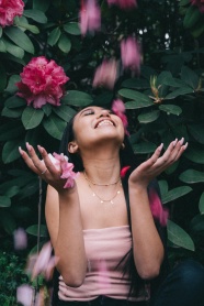 花瓣散落美女写真图片