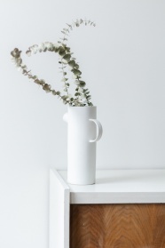 墙角木桌花瓶藤枝图片