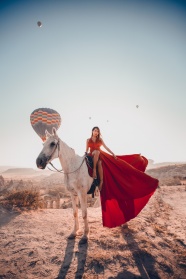 马背上的红色长裙美女图片