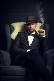 抽雪茄的绅士帅哥图片
