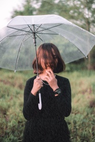 下雨天文艺风女生图片