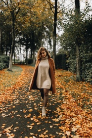 秋季树林丝袜美女图片