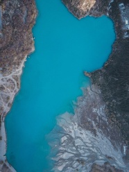 蓝色湖泊鸟瞰图