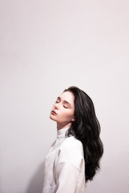 欧美鹰钩鼻美女写真图片
