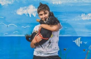 抱着狗狗的小男孩图片