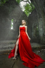 红色礼服美女写真图片