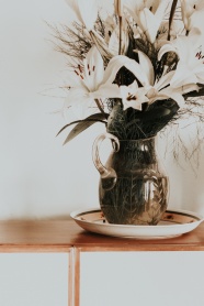 玻璃花瓶中的百合花束图片
