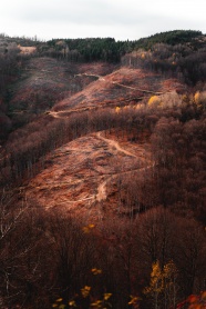 秋日贫瘠山丘图片