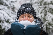 手捧积雪的帅哥图片