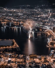 江滨城市烟花夜景图片