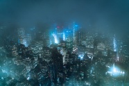 雾霾下的城市建筑夜景图片