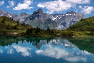 蔚蓝山脉湖泊景观图片
