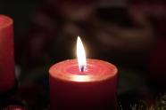 红蜡烛燃烧照明火焰图片