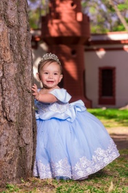 穿蓝色公主裙的小女孩图片