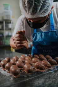 厨师制作巧克力甜品图片