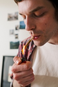 男人用打火机点燃香烟图片