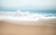 大海沙滩潮水涌动图片