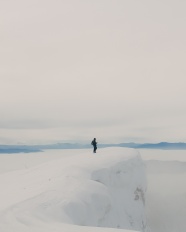 帅哥站在悬崖雪地上图片