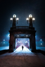 夜幕雪中行走的背影图片