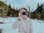 冬季雪天拍照美女图片
