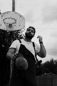 帅哥打篮球黑白摄影图片