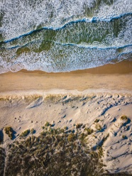 大海沙滩海浪局部摄影图片