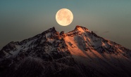 高山上悬挂的一轮明月图片